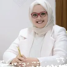 Dt. Elif Kınalı — Diş Hekimi, Sakarya. Portre fotoğrafı.