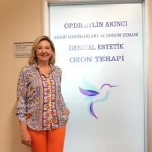 Op. Dr. Aylin Akıncı — Kadın Hastalıkları Ve Doğum, İstanbul. Portre fotoğrafı.