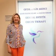 Op. Dr. Aylin Akıncı — Kadın Hastalıkları Ve Doğum, İstanbul. Portre fotoğrafı.