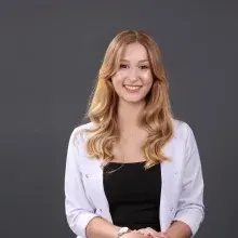 Dt. Burcu Koç — Diş Hekimi, İstanbul. Portre fotoğrafı.