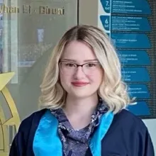 Dkt. Zeynep Matlar — Dil ve Konuşma Terapisi, İzmir. Portre fotoğrafı.