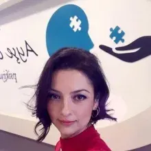 Uzm. Dr. Ayşe Gül Aydın — Psikiyatri, Bursa. Portre fotoğrafı.