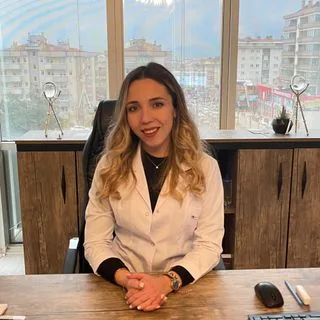 Dyt. Esra Akar — Diyetisyen, Bursa. Portre fotoğrafı.