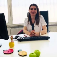 Uzm. Dyt. Ayşe Zeybek Özlü — Diyetisyen, İstanbul. Portre fotoğrafı.