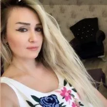 Dyt. Melike Yalur — Diyetisyen, İzmir. Portre fotoğrafı.