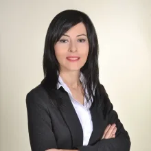 Uzm. Dr. Ebru Kırlı — Psikiyatri, İstanbul. Portre fotoğrafı.
