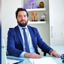Uzm. Dr. Fırat Hamidi — Çocuk ve Ergen Psikiyatrisi, İstanbul. Portre fotoğrafı.