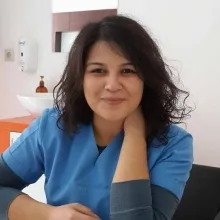 Dt. Gözde Şimşek — Diş Hekimi, Eskişehir. Portre fotoğrafı.