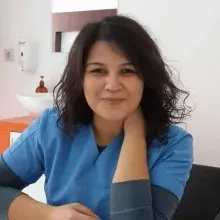Dt. Gözde Şimşek — Diş Hekimi, Eskişehir. Portre fotoğrafı.