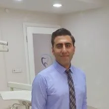 Dt. Seyfettin Temeş — Diş Hekimi, Kocaeli. Portre fotoğrafı.