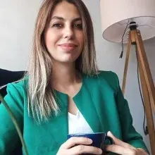 Uzm. Psk. Melike Yazıcıoğlu — Psikoloji, İstanbul. Portre fotoğrafı.