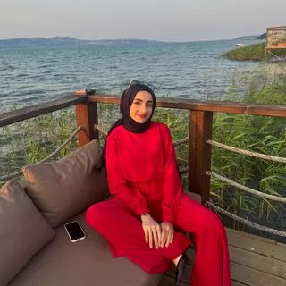 Dyt. Büşra Morkoç — Diyetisyen, İstanbul. Portre fotoğrafı.