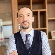 Doç. Dr. Mehmet Çelikbilek — Çankaya, Ankara. Portre fotoğrafı.