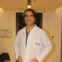 Op. Dr. Lütfi Tekeş — Plastik Rekonstrüktif Ve Estetik Cerrahi, Van. Portre fotoğrafı.