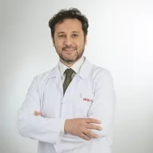 Op. Dr. Birgi Sönmezer — Göz Hastalıkları, Antalya. Portre fotoğrafı.