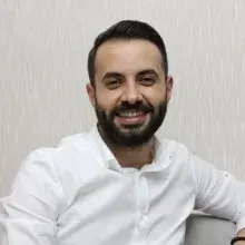 Dkt. Erdem Ertürk — Dil ve Konuşma Terapisi, İstanbul. Portre fotoğrafı.