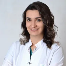 Doç. Dr. Özge Özdal Zincir — İstanbul. Portre fotoğrafı.
