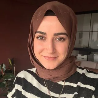 Kl. Psk. Ayşenur Uluer — Psikoloji, Bursa. Portre fotoğrafı.