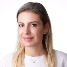 Dt. Ceren Şahinkaya — Diş Hekimi, Bursa. Portre fotoğrafı.