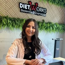 Dyt. Hümeyra Cantürk — Diyetisyen, İstanbul. Portre fotoğrafı.