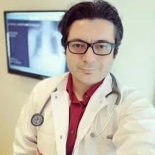 Dr. Öğr. Üyesi Turgut Öztutgan — Göğüs Hastalıkları, İstanbul. Portre fotoğrafı.