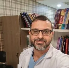 Op. Dr. Mirhan Tosun — Genel Cerrahi, Gaziosmanpaşa, İstanbul. Portre fotoğrafı.