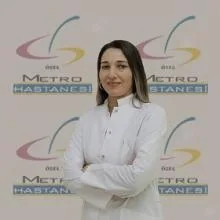 Uzm. Dr. Yasemin Soydaş — Göğüs Hastalıkları, Adana. Portre fotoğrafı.