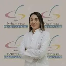 Uzm. Dr. Yasemin Soydaş — Göğüs Hastalıkları, Adana. Portre fotoğrafı.