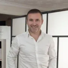 Dr. Tolunay Zeybekler — Sertifikalı Medikal Estetik, İstanbul. Portre fotoğrafı.