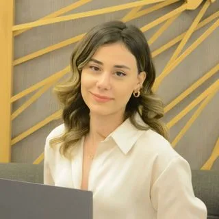 Dyt. Tuğçe Çetinkaya — Diyetisyen. Portre fotoğrafı.