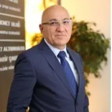 Op. Dr. Hikmet Uluğ — Beyin Ve Sinir Cerrahisi, İstanbul. Portre fotoğrafı.