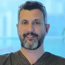 Op. Dr. Özge Ergün — Plastik Rekonstrüktif Ve Estetik Cerrahi, İstanbul. Portre fotoğrafı.