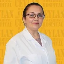Uzm. Dr. Ülkü Akyıldız — Dermatoloji, Bursa. Portre fotoğrafı.