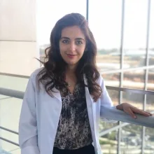Uzm. Dr. Esranur Ünal — Dermatoloji, İstanbul. Portre fotoğrafı.