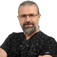 Dt. Özcan Akbudak — Diş Hekimi. Portre fotoğrafı.