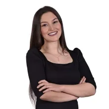 Dyt. Büşra Meral — Diyetisyen. Portre fotoğrafı.