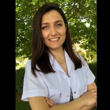 Uzm. Fzt. Asude Özkaya — Fizyoterapi Ve Rehabilitasyon, İzmir. Portre fotoğrafı.