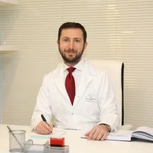 Uzm. Dr. Ali Bacanlı — Dermatoloji, Antalya. Portre fotoğrafı.