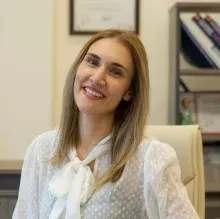 Uzm. Dt. Asena Türedi Alptekin — İstanbul. Portre fotoğrafı.