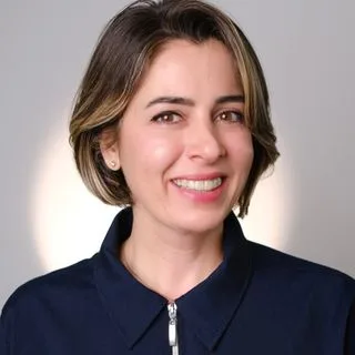 Dr. Dt. Pınar Şahin Veske — Manavgat, Antalya. Portre fotoğrafı.
