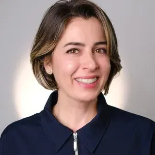 Dr. Dt. Pınar Şahin Veske — Manavgat, Antalya. Portre fotoğrafı.