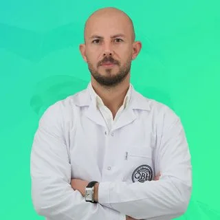 Uzm. Dr. Ferat Elik — Çocuk Sağlığı Ve Hastalıkları, Diyarbakır. Portre fotoğrafı.