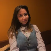 Dyt. Ayşenur Fırat — Diyetisyen. Portre fotoğrafı.