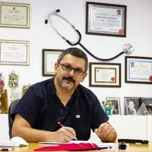 Prof. Dr. Mustafa Bora Farsak — Kalp Ve Damar Cerrahisi, İstanbul. Portre fotoğrafı.