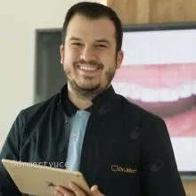 Dr. Dt. Şükrü Mert Yüce — İzmir. Portre fotoğrafı.