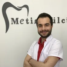 Dt. Metin Gülcük — Diş Hekimi, Adana. Portre fotoğrafı.