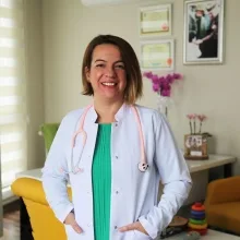 Uzm. Dr. Sibel Kozaklı Mercan — Çocuk Sağlığı Ve Hastalıkları, İstanbul. Portre fotoğrafı.