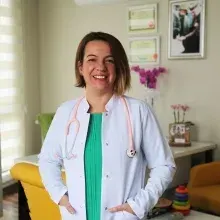 Uzm. Dr. Sibel Kozaklı Mercan — Çocuk Sağlığı Ve Hastalıkları, İstanbul. Portre fotoğrafı.