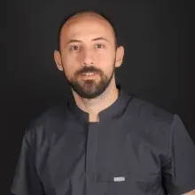 Dt. Emre Güldüren — Diş Hekimi, Bursa. Portre fotoğrafı.