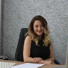 Prof. Dr. Burcu Çakaloz — Çocuk ve Ergen Psikiyatrisi, İzmir. Portre fotoğrafı.